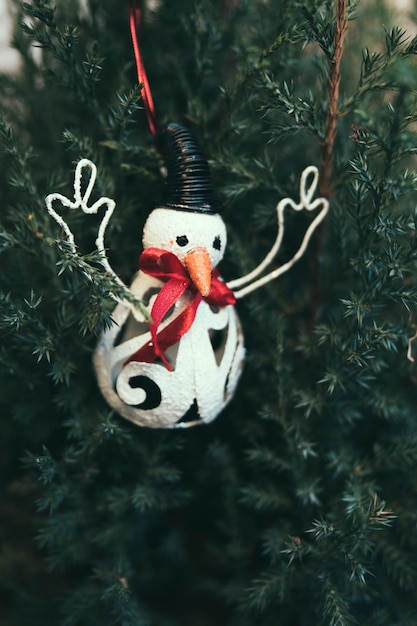 Foto gratuita hombre de nieve en árbol de navidad