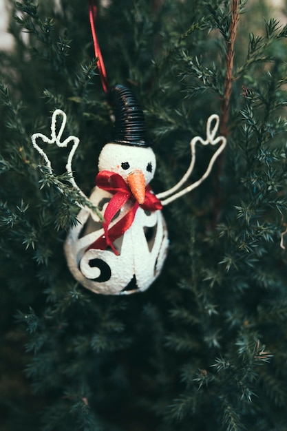 Hombre de nieve en árbol de navidad