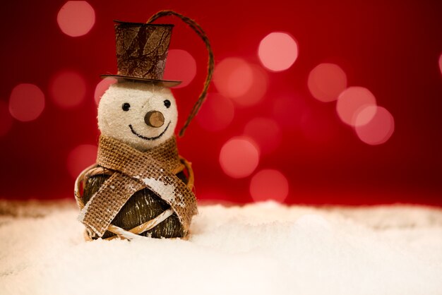 Hombre de nieve en un fondo rojo con bokeh