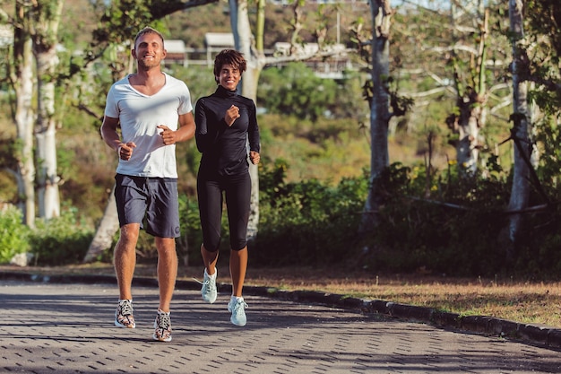 Hombre y niña corriendo en el parque.