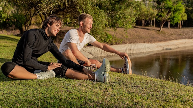 Hombre y niña haciendo calentamiento en el parque.