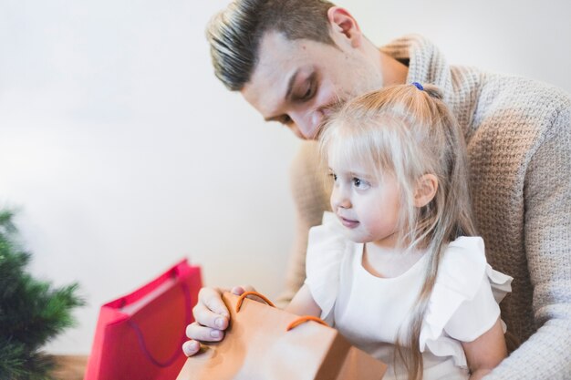 Foto gratuita hombre y niña en navidad