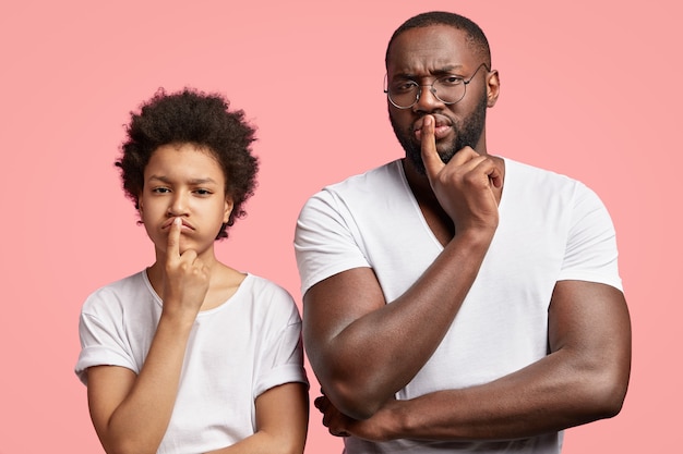 Hombre y niño afroamericano en camisetas blancas