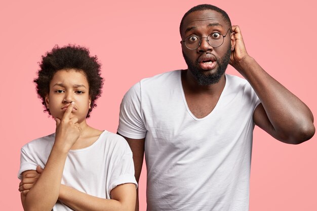 Hombre y niño afroamericano en camisetas blancas