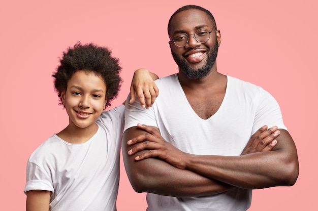 Hombre y niño afroamericano en camisetas blancas