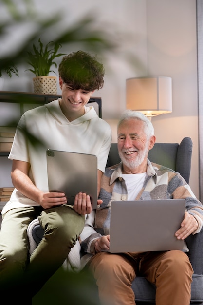 Foto gratuita hombre y niño de tiro medio con dispositivos.