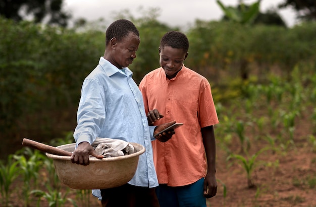 Hombre y niño de tiro medio con smartphone