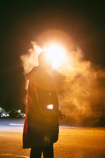 Hombre de noche en las calles de la ciudad.