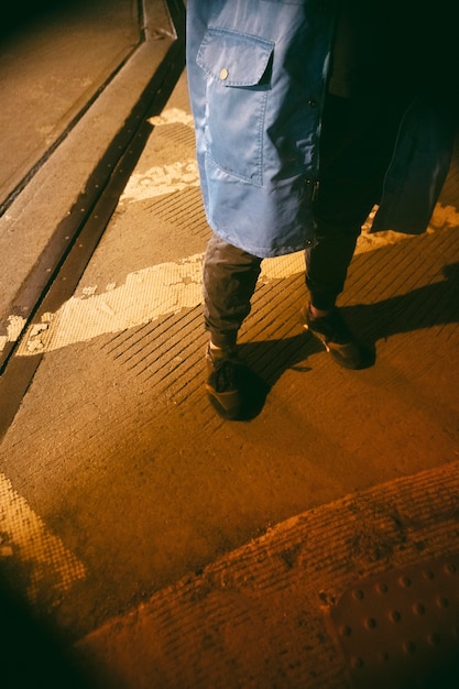 Hombre de noche en las calles de la ciudad.