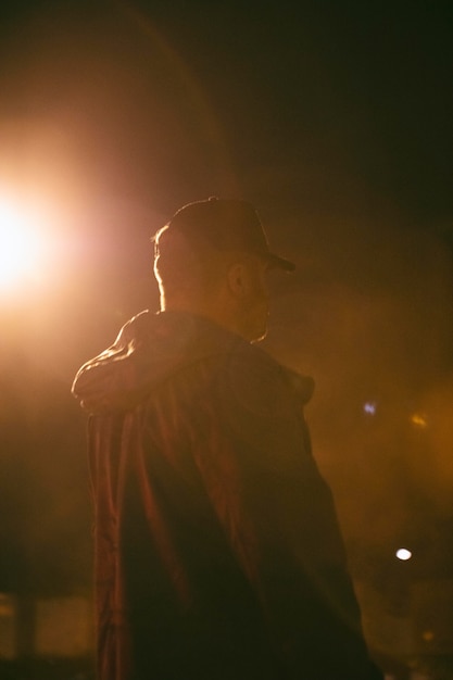 Hombre de noche en la ciudad