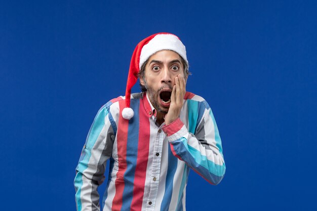 Hombre normal de vista frontal con expresión asustada, hombre de vacaciones de navidad de santa