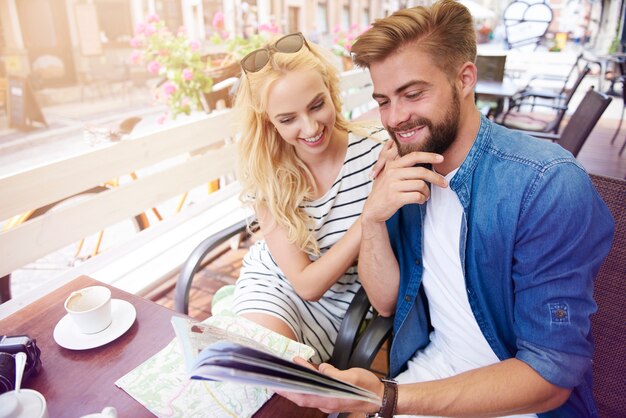 Hombre con novia planeando el viaje