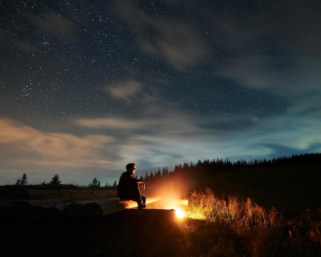 Hombre o mujer disfrutando de la increíble naturaleza y el cielo con estrellas