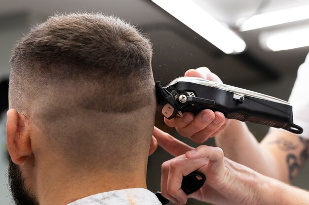 Hombre obteniendo una nueva mirada a la peluquería