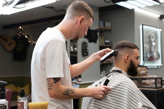 Hombre obteniendo una nueva mirada a la peluquería