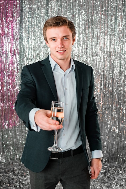 Foto gratuita hombre ofreciendo bebida en fiesta de año nuevo