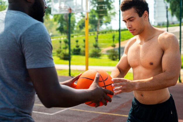 Hombre ofreciendo la pelota tiro medio