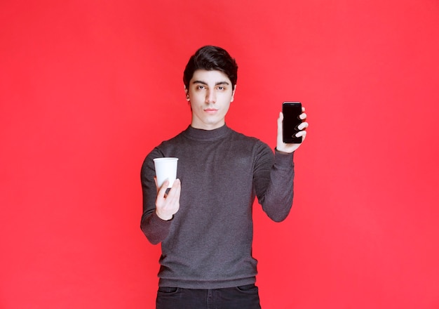 Hombre ofreciendo una taza de café blanco a su pareja