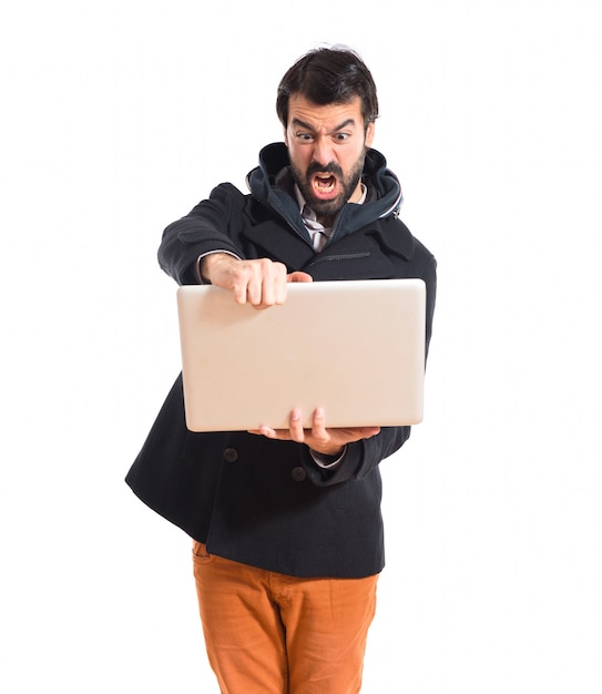 Hombre con ordenador portátil sobre fondo blanco