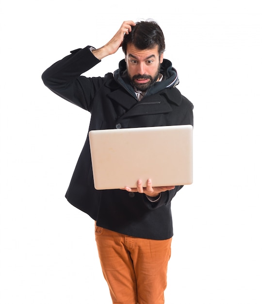 Hombre con ordenador portátil sobre fondo blanco