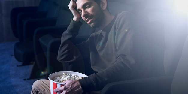 Hombre con palomitas en cine