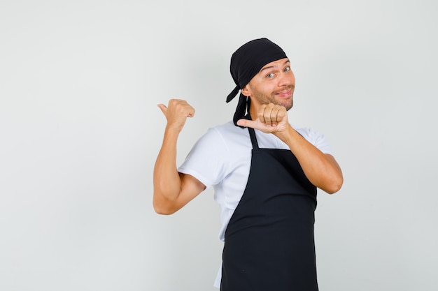 Hombre panadero apuntando los pulgares hacia arriba en la camiseta