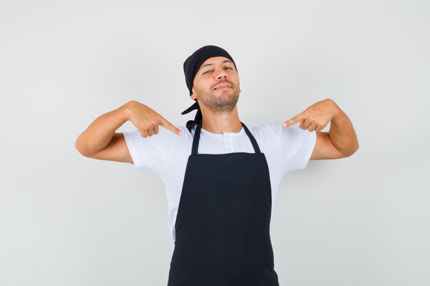 Hombre panadero apuntando a sí mismo en camiseta