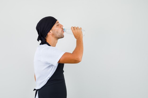 Hombre panadero bebiendo agua dulce en camiseta