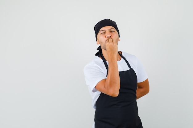 Hombre panadero haciendo delicioso gesto en camiseta