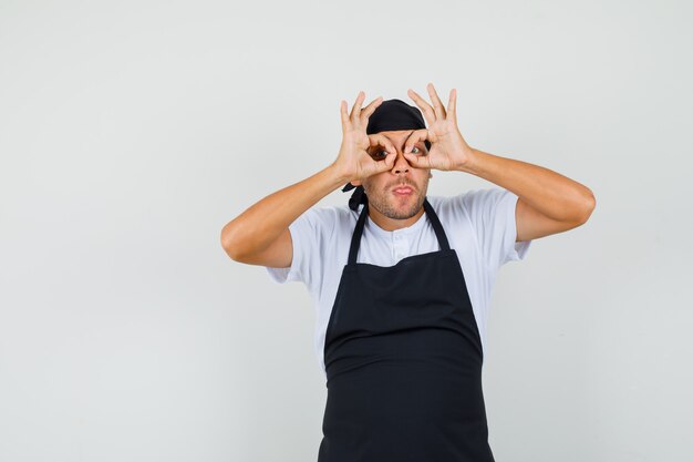 Foto gratuita hombre panadero mostrando gesto de gafas, sacando la lengua en la camiseta