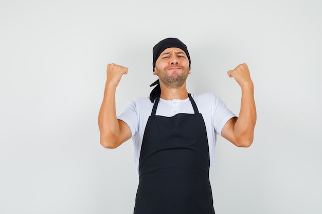 Hombre panadero mostrando gesto ganador en camiseta