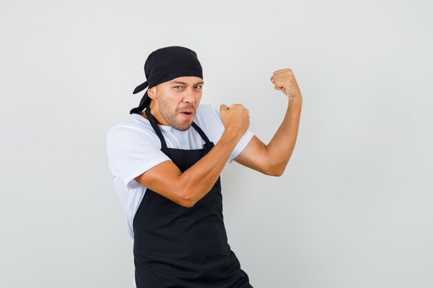 Hombre panadero mostrando gesto ganador en camiseta