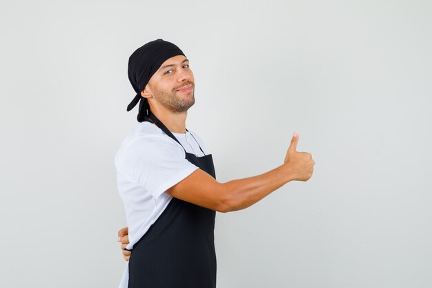 Hombre panadero mostrando el pulgar hacia arriba en camiseta