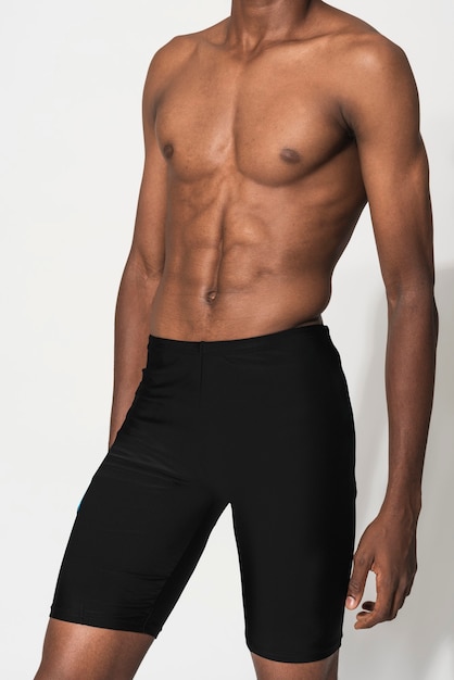 Foto gratuita hombre en pantalones cortos de compresión negros para sesión de moda de trajes de baño