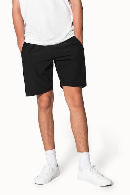Hombre en pantalones cortos negros para la sesión de ropa de verano