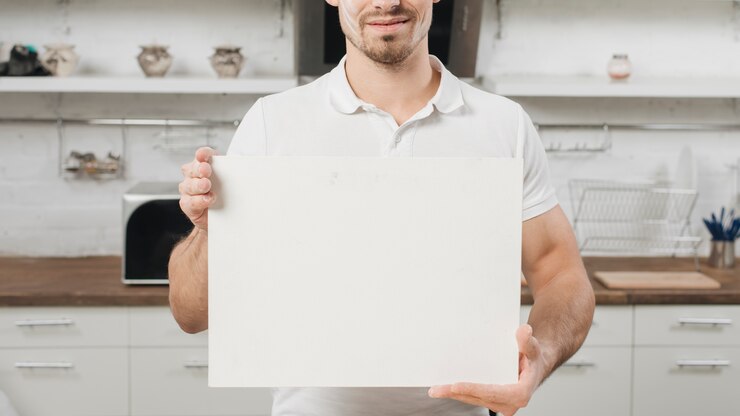 Foto gratuito hombre con papel en blanco en cocina