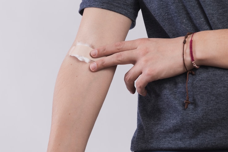 Foto gratuito hombre con parche en brazo