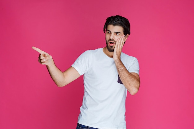 El hombre parece sorprendido cuando sucedió algo inesperado.