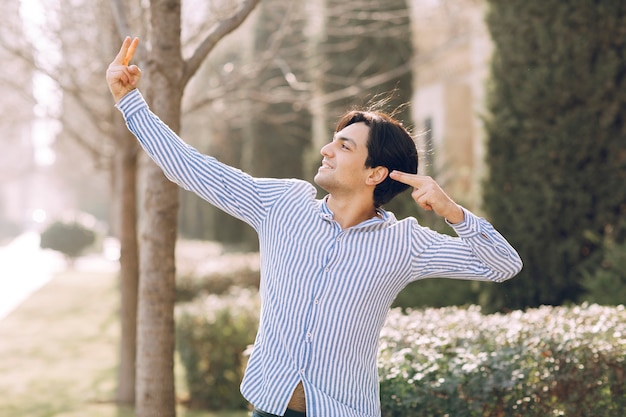 Foto gratuita hombre en el parque apuntando a algo. foto de alta calidad