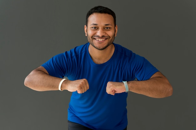 Hombre participando en la clase de zumba