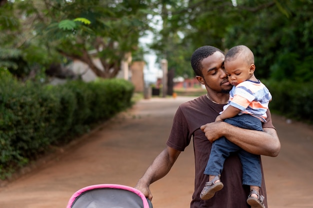 Hombre pasando tiempo con su bebé negro