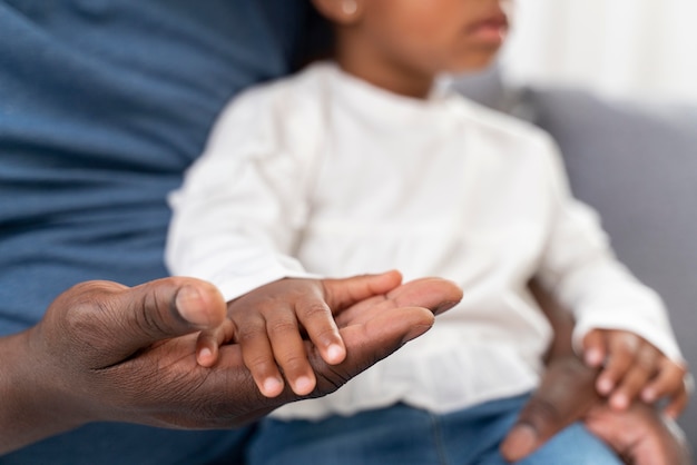 Foto gratuita hombre pasando tiempo con su niña