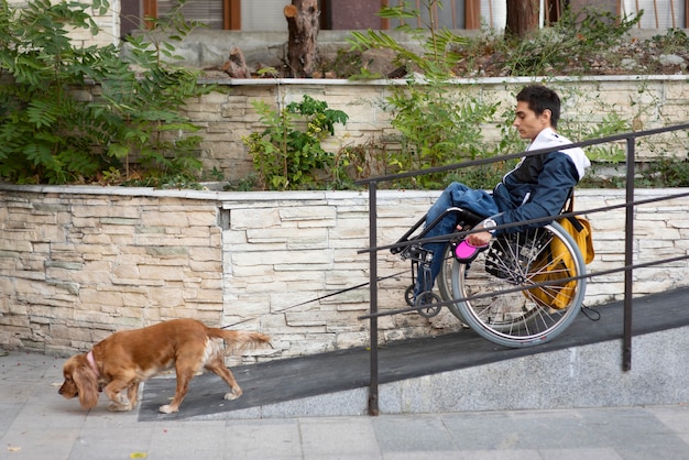 Foto gratuita hombre paseando a un perro de tiro completo