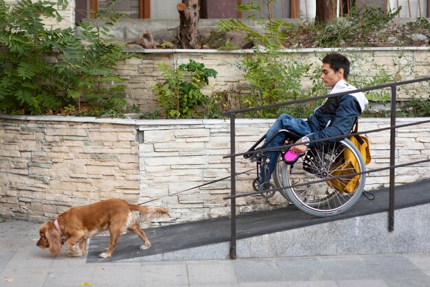 Hombre paseando a un perro de tiro completo