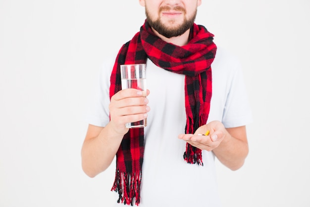 Hombre con pastillas en la mano