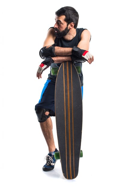 Hombre patinador con longboard