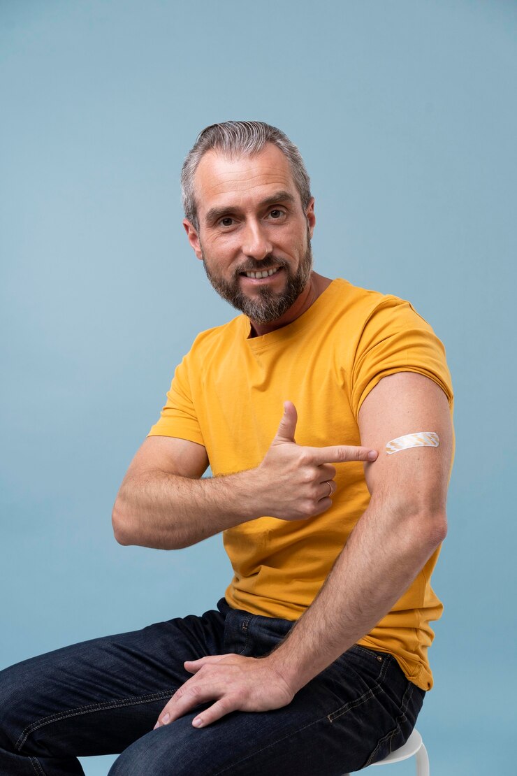 Foto gratuito hombre con pegatina en el brazo después de recibir una vacuna