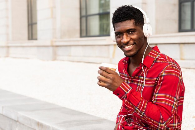 Hombre con pelo corto escuchando música con auriculares