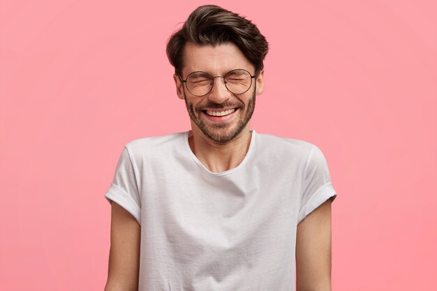 Hombre de pelo oscuro con gafas redondas