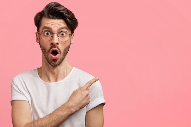 Foto gratuita hombre de pelo oscuro con gafas redondas